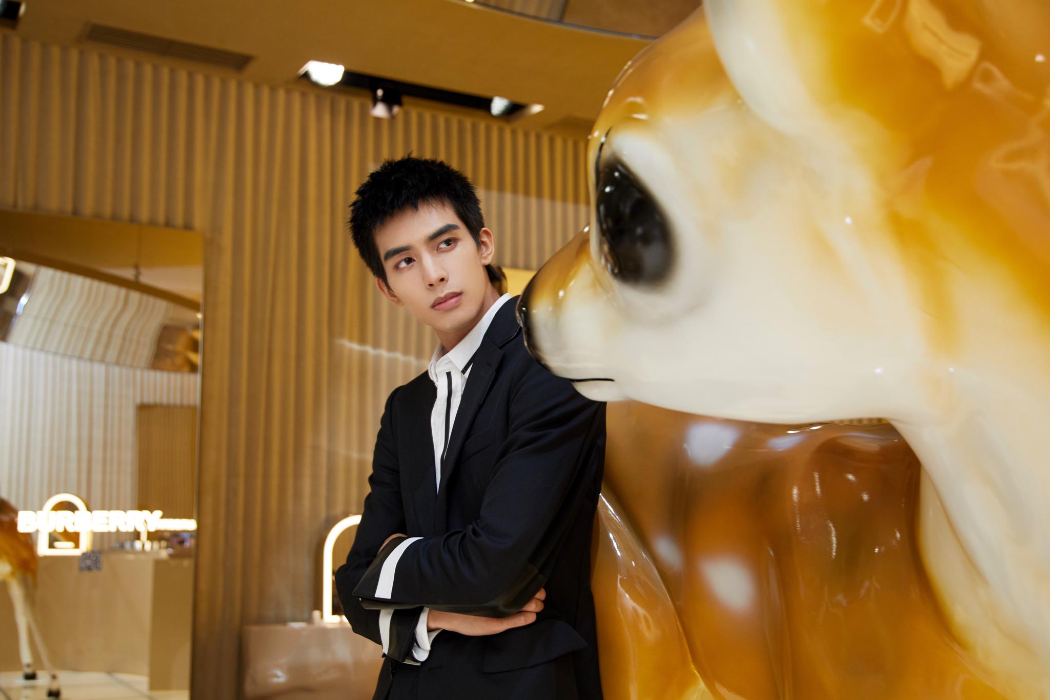 欢娱影视演员宋威龙99出席burberry美妆天猫旗舰店开幕活动