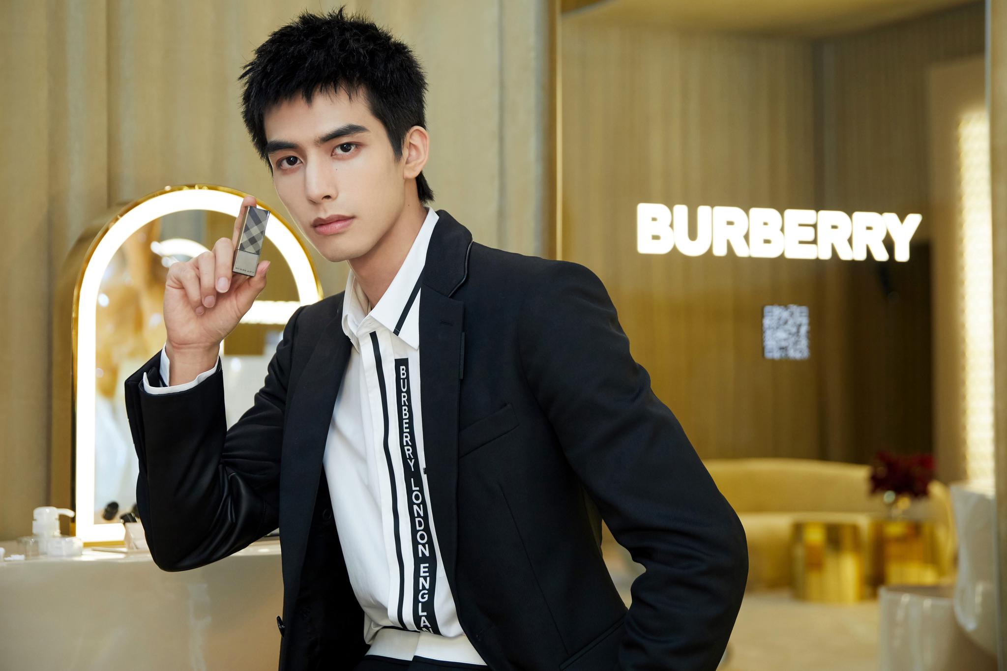 欢娱影视演员宋威龙99出席burberry美妆天猫旗舰店开幕活动