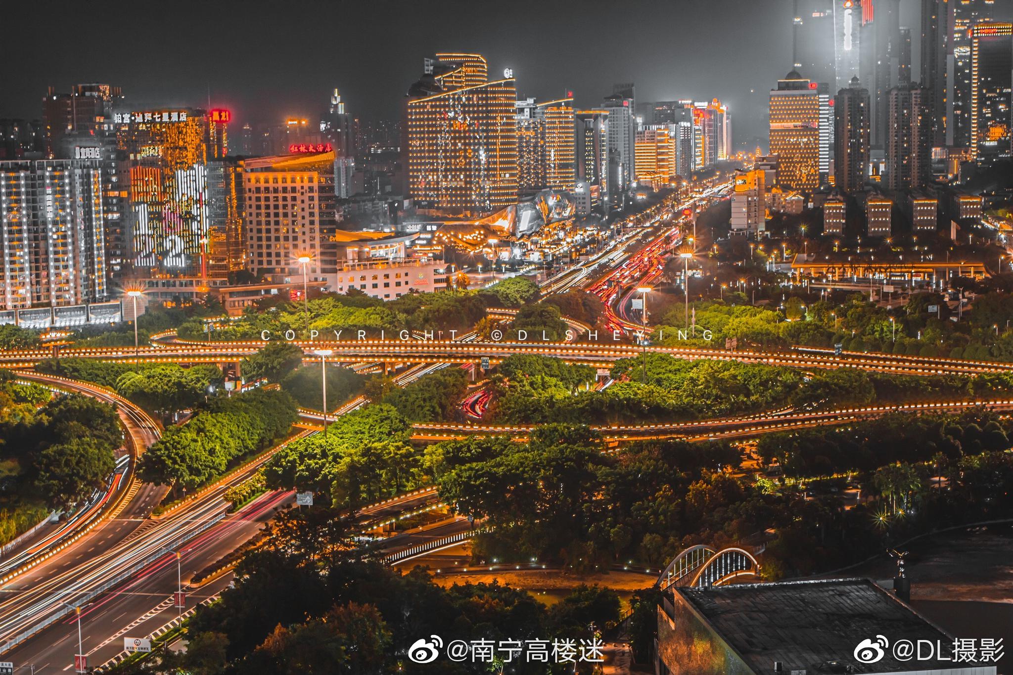 民族大道夜色,怎么拍都让人陶醉.