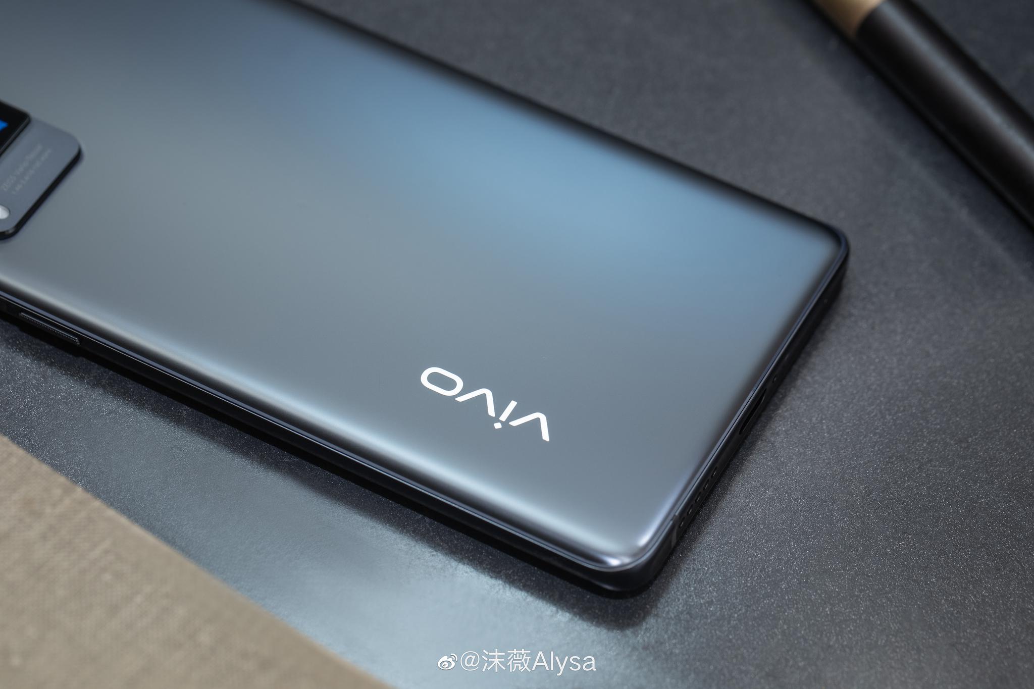 来组vivo x60实拍真机图 我手上这个是原力配色