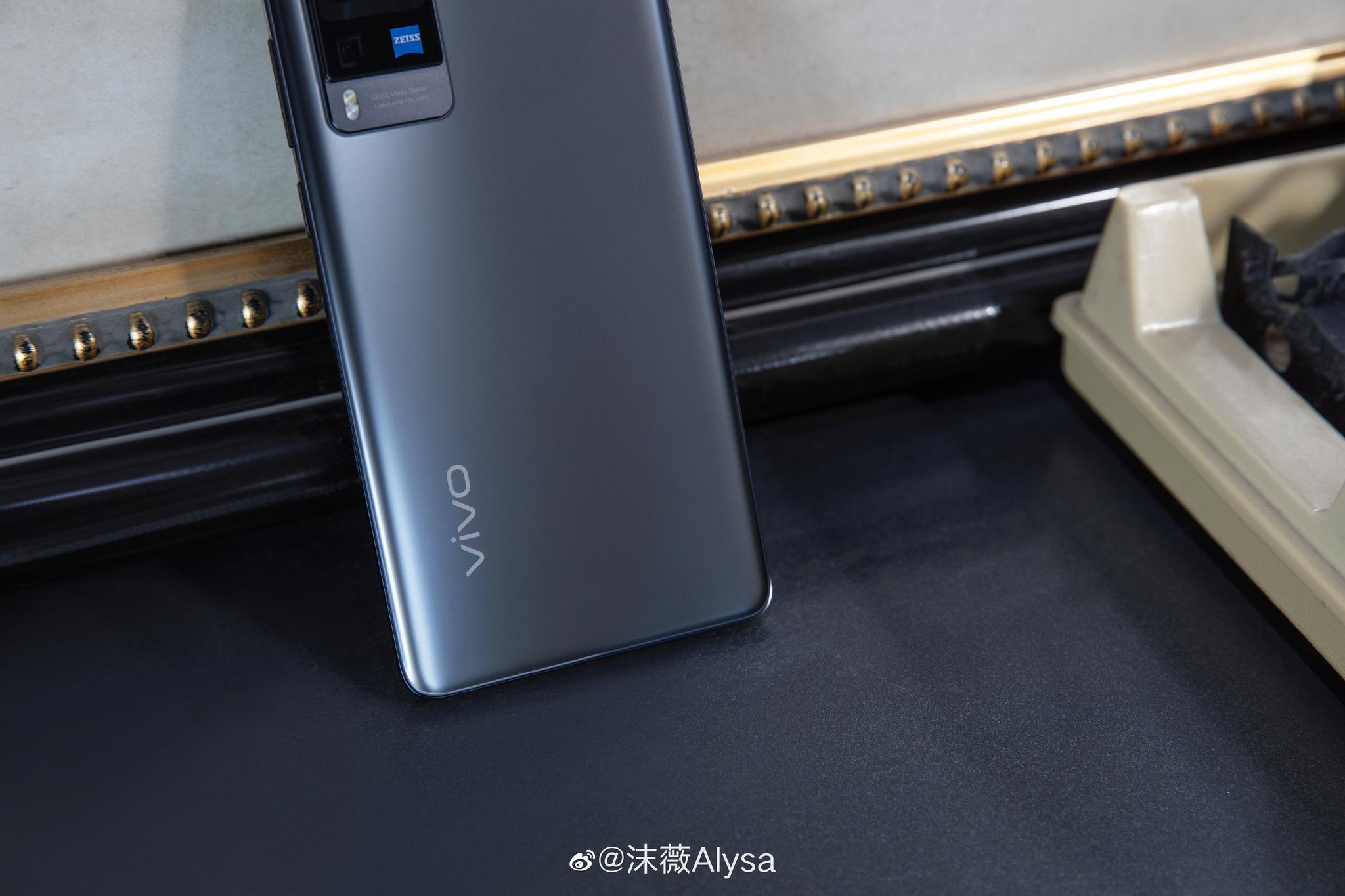 来组vivo x60实拍真机图 我手上这个是原力配色