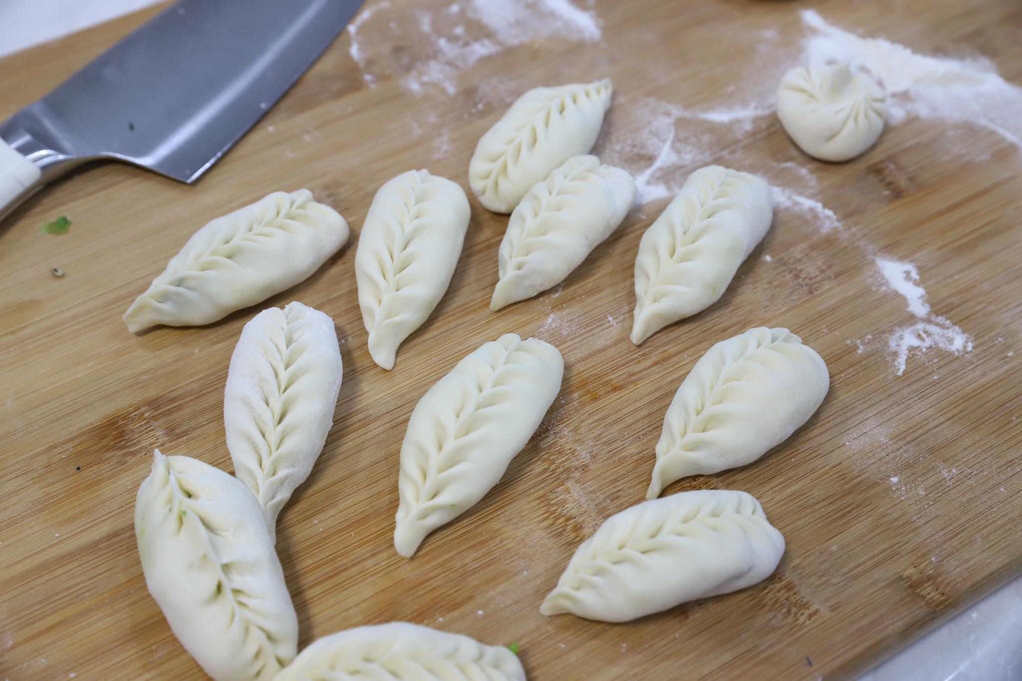 用青菜做包子馅,大人孩子都爱吃