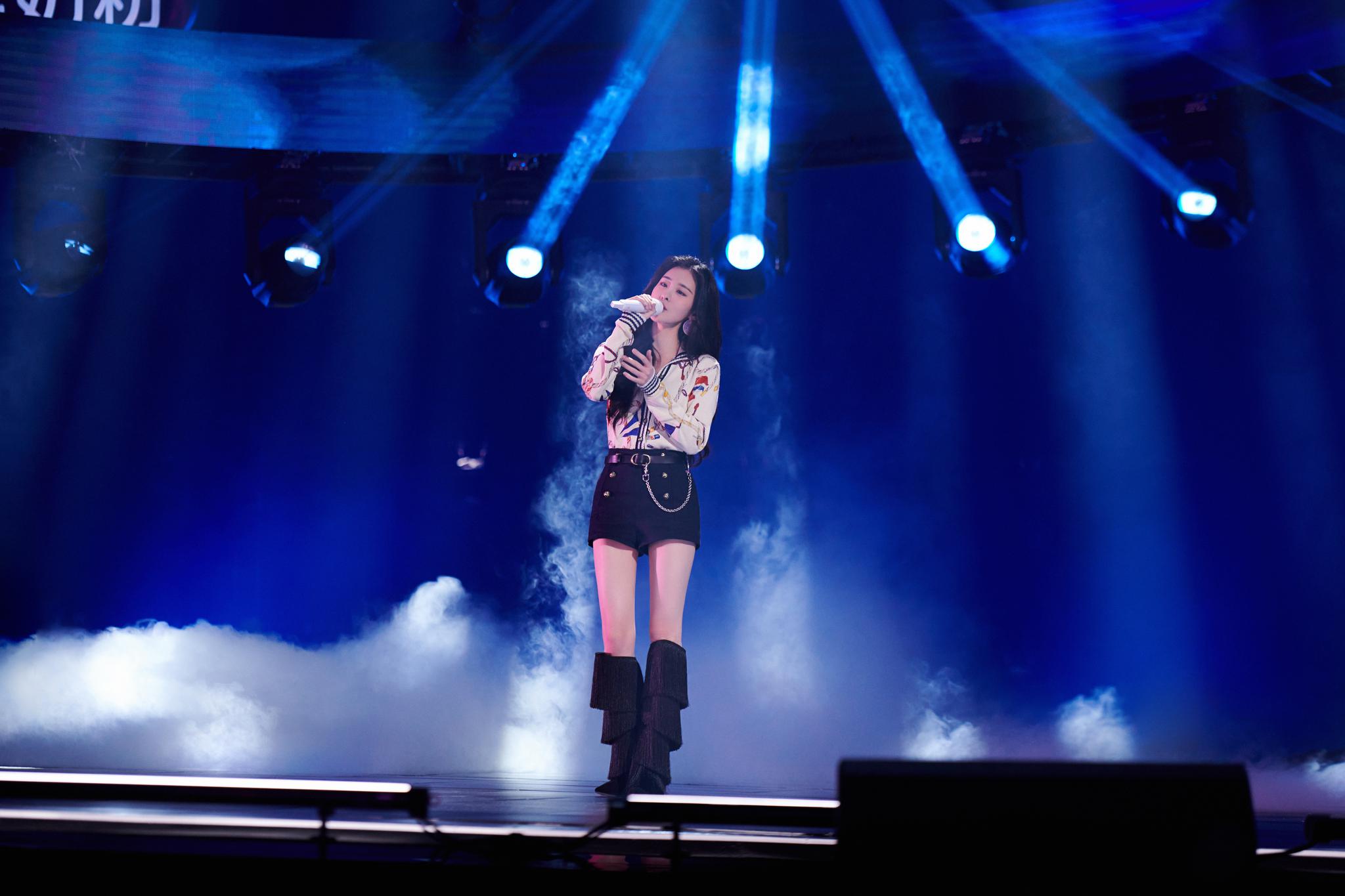 《星空剪影》舞台图奉上,今天的@张碧晨 甜得冒泡儿__财经头条