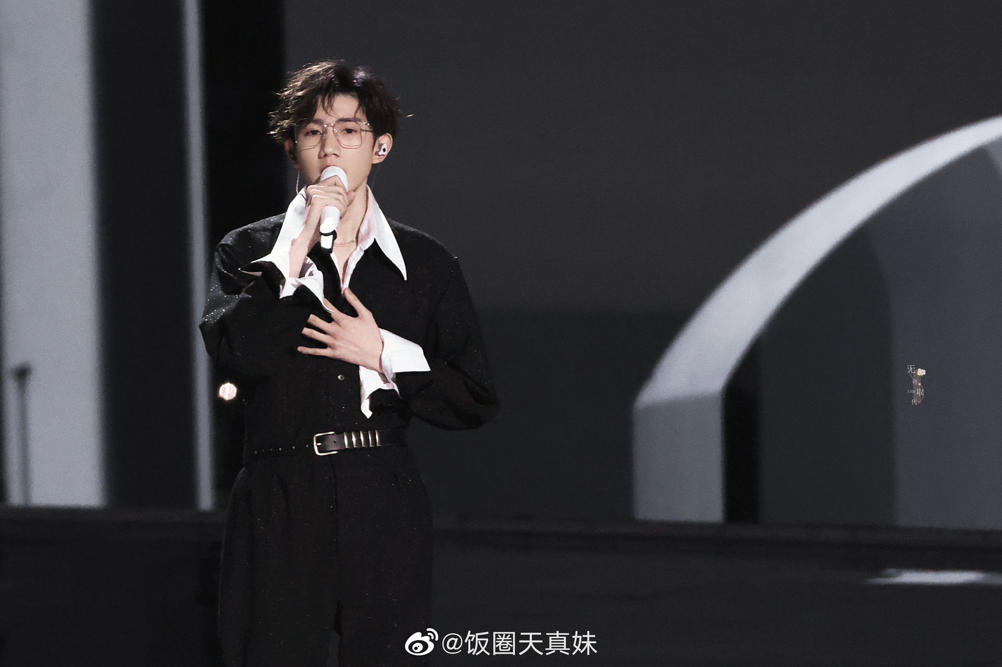 王源黑西装白衬衫金丝眼镜太禁欲了吧!__财经头条