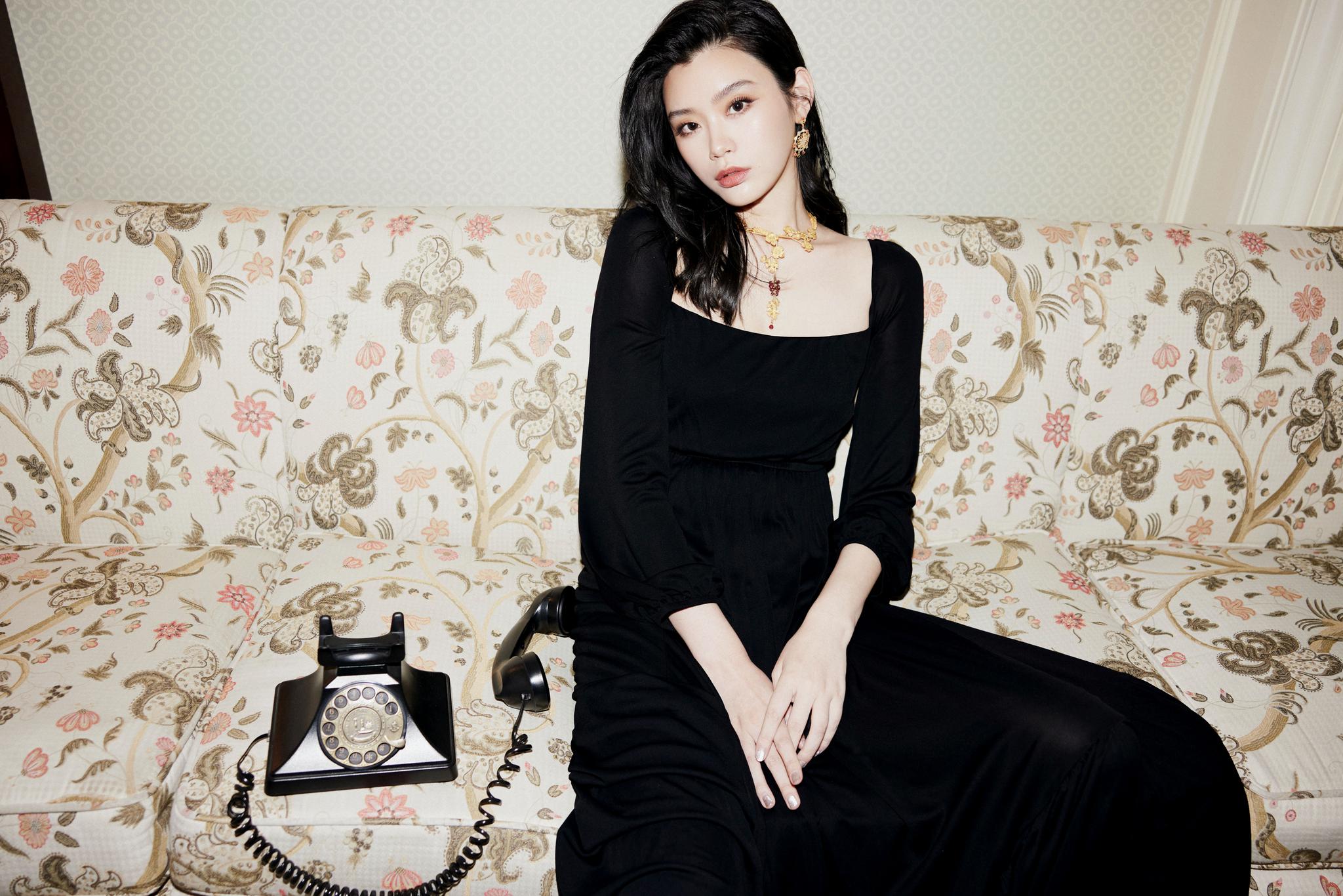 超模@ming奚梦瑶 出席时尚活动,黑色方领长裙搭配复古镂空长靴