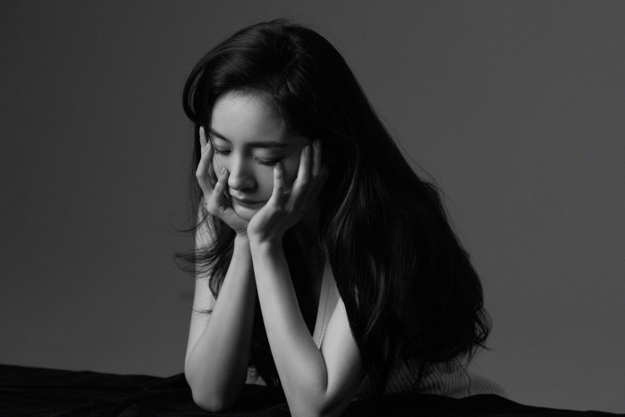 杨幂黑白质感大片 @杨幂 最新大片到,黑与白的纯粹交织