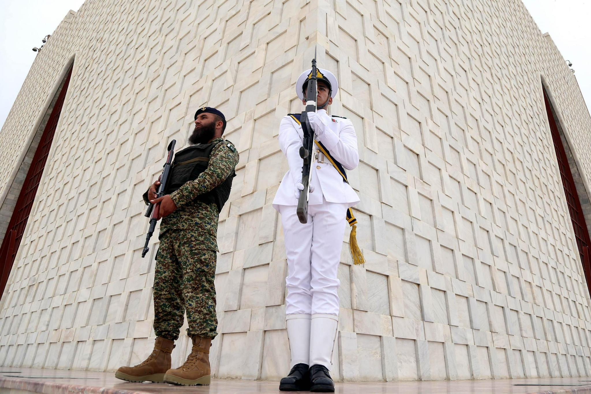 8月14日,巴基斯坦军人在位于巴基斯坦南部城市卡拉奇的国父真纳墓参加