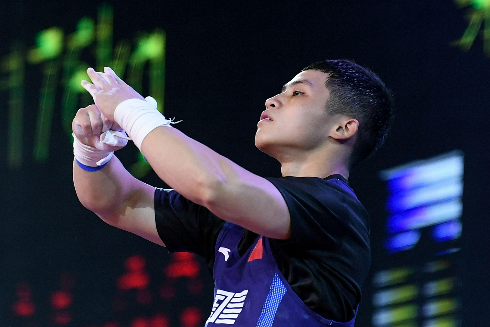 9月21日,山西队选手王忠在比赛中,他以抓举148公斤,挺举176公斤,总