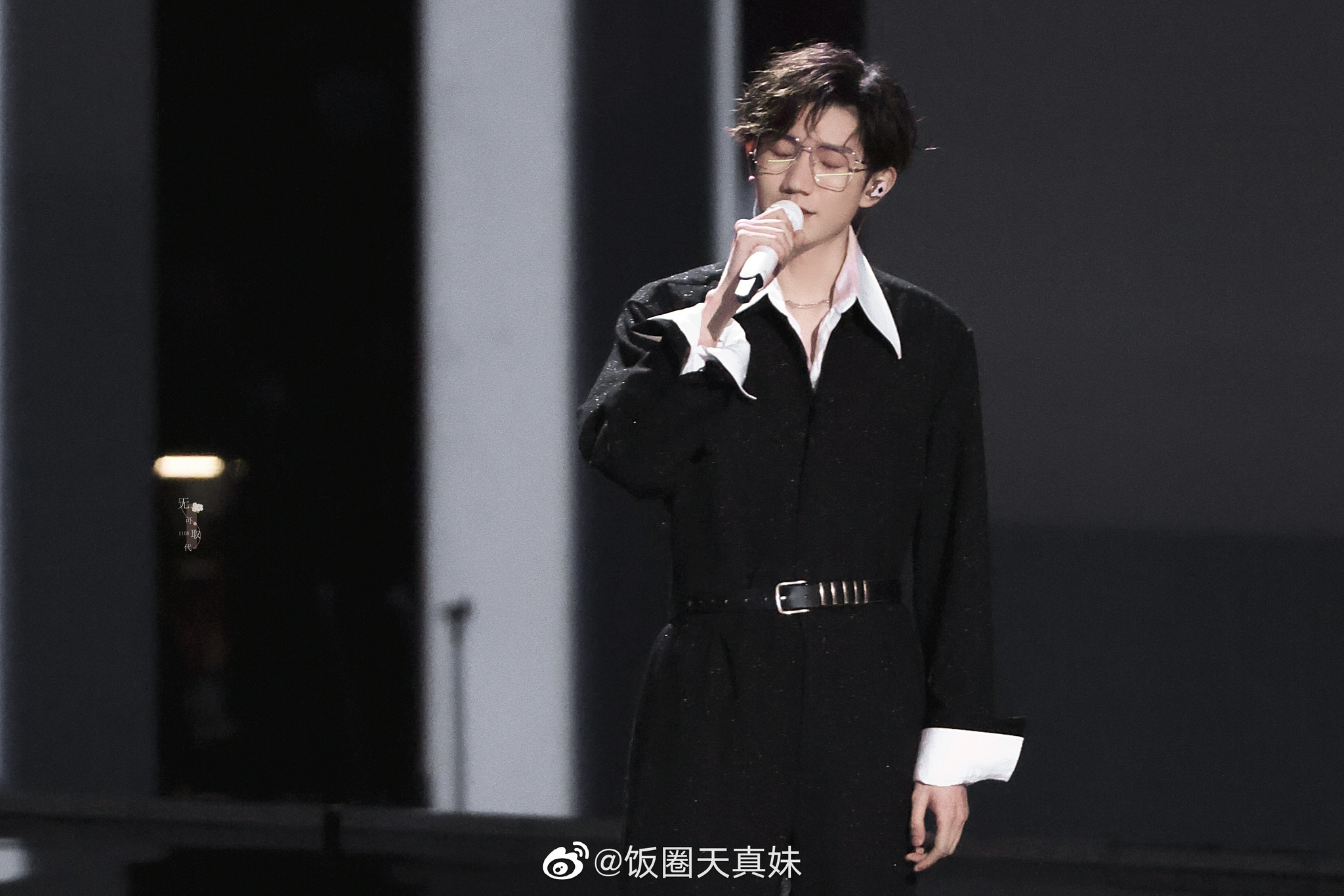 王源黑西装白衬衫金丝眼镜太禁欲了吧!__财经头条