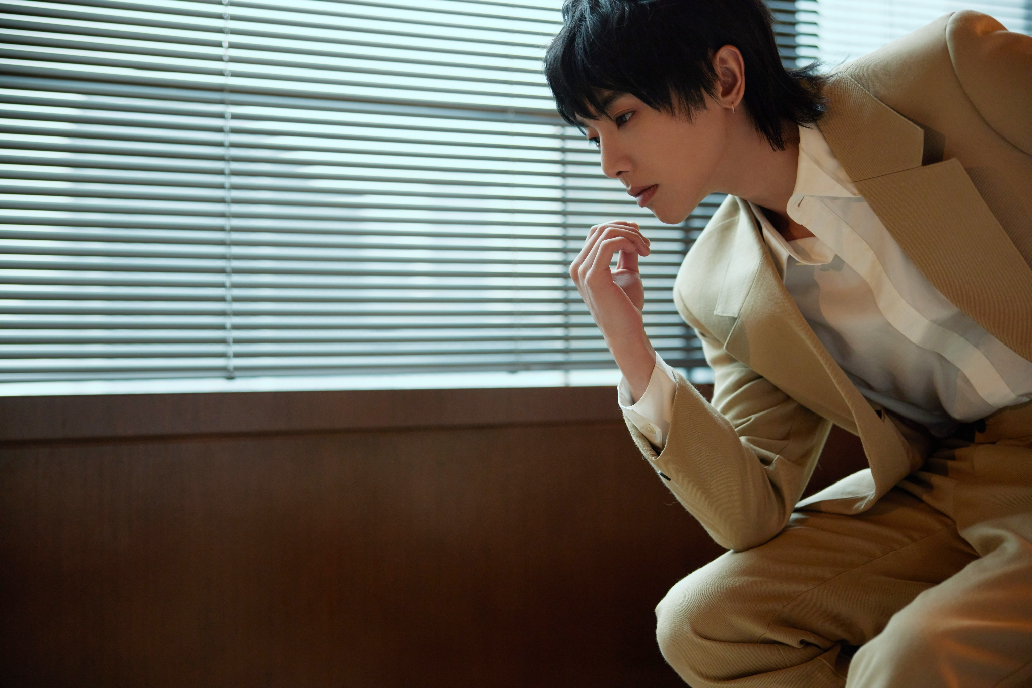 华晨宇今日线下活动造型大片来啦卡其色西装绅士优雅