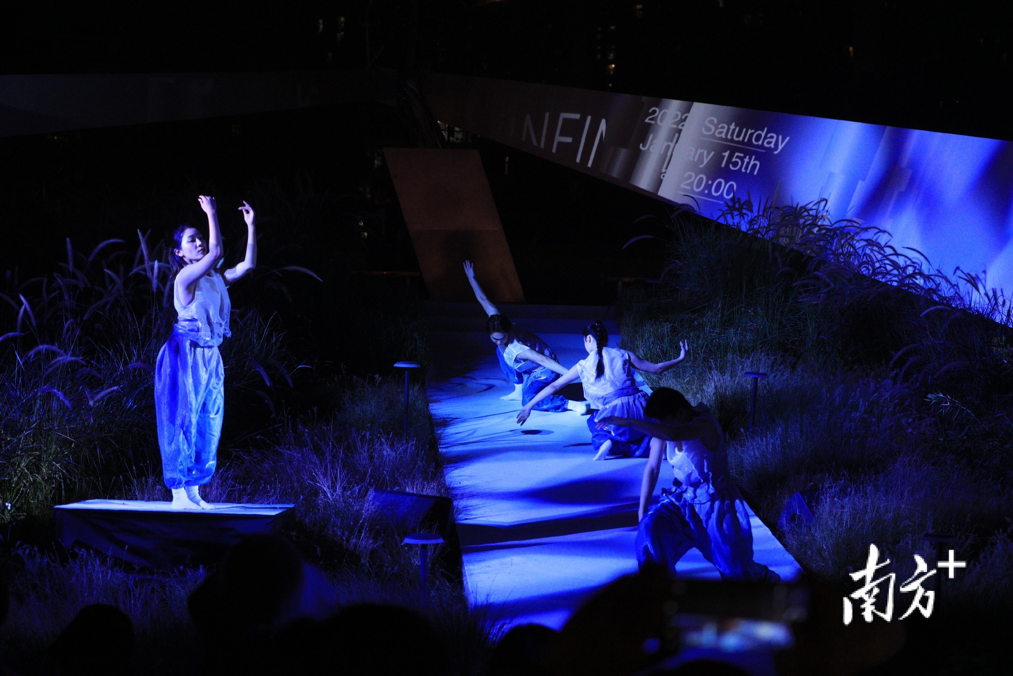 "当我们低落或沮丧时,诗歌向我们伸出援手,敞开心扉,让我们更好地理解