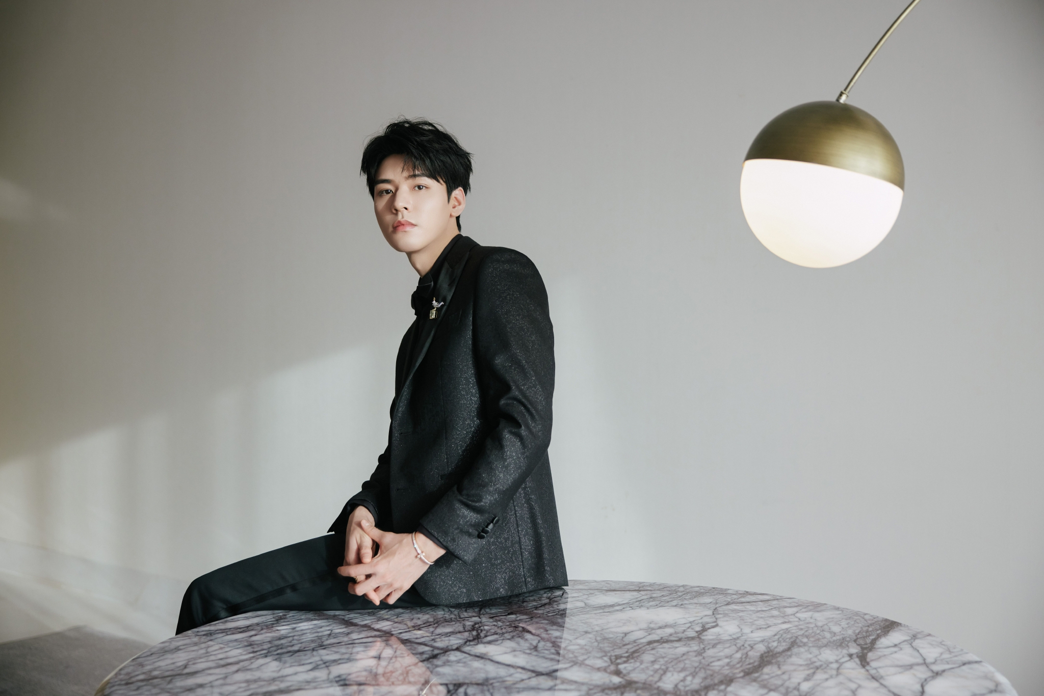 龚俊今日活动造型堪称经典大气,tiffany黄钻石上鸟胸针……_高清图集