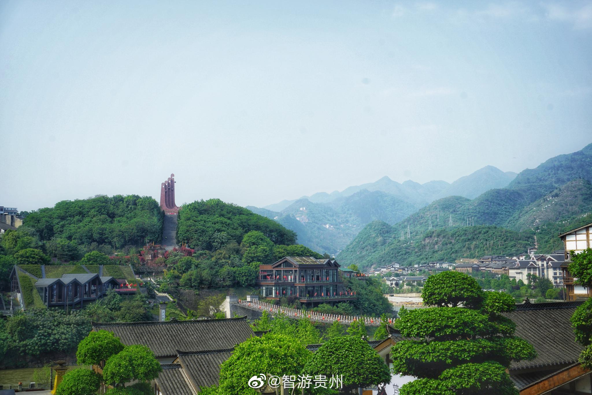 漫步贵州茅台镇杨柳湾街,古色古香的街坊,酒旗飘飞的商铺