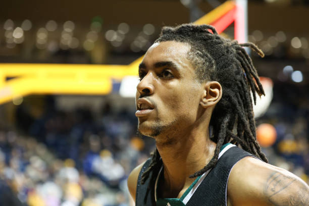 本场比赛中,东密歇根大学的锋线大将埃莫尼-贝茨(emoni bates)的表现