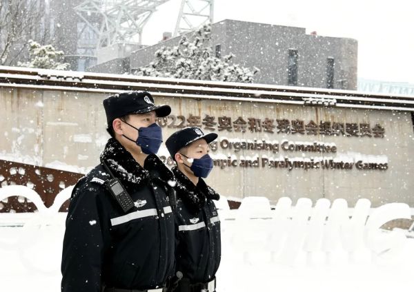 今天冰墩墩雪容融陪我站岗