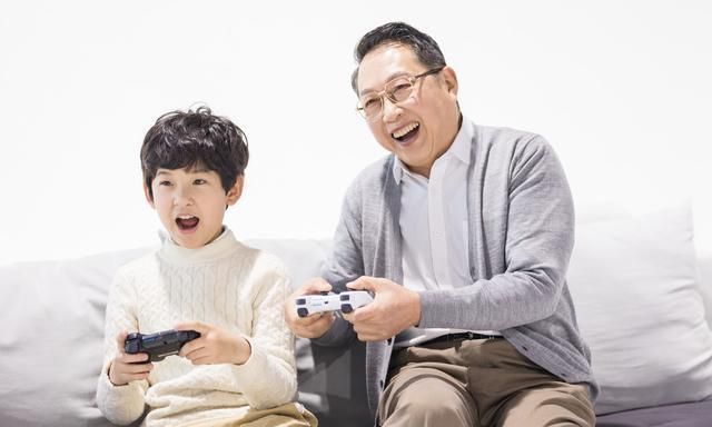 83岁“潮流爷爷”火了,打扮像20岁小伙,把菜市场当走秀场休闲区蓝鸢梦想 - Www.slyday.coM