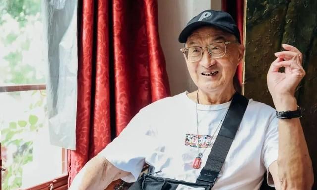 83岁“潮流爷爷”火了,打扮像20岁小伙,把菜市场当走秀场休闲区蓝鸢梦想 - Www.slyday.coM