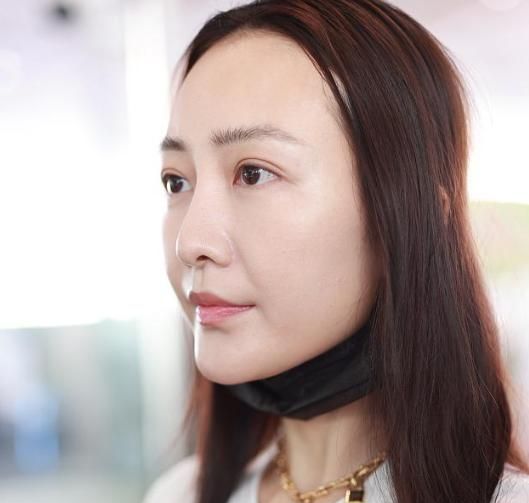 机场偶遇周笔畅把臂热聊,王鸥素颜皮肤白皙通透,俩人怎么认识的