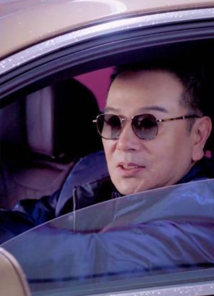 有过丑闻,对待感情也很低调,他的现任妻子谢美惠是他追了4年才追到的