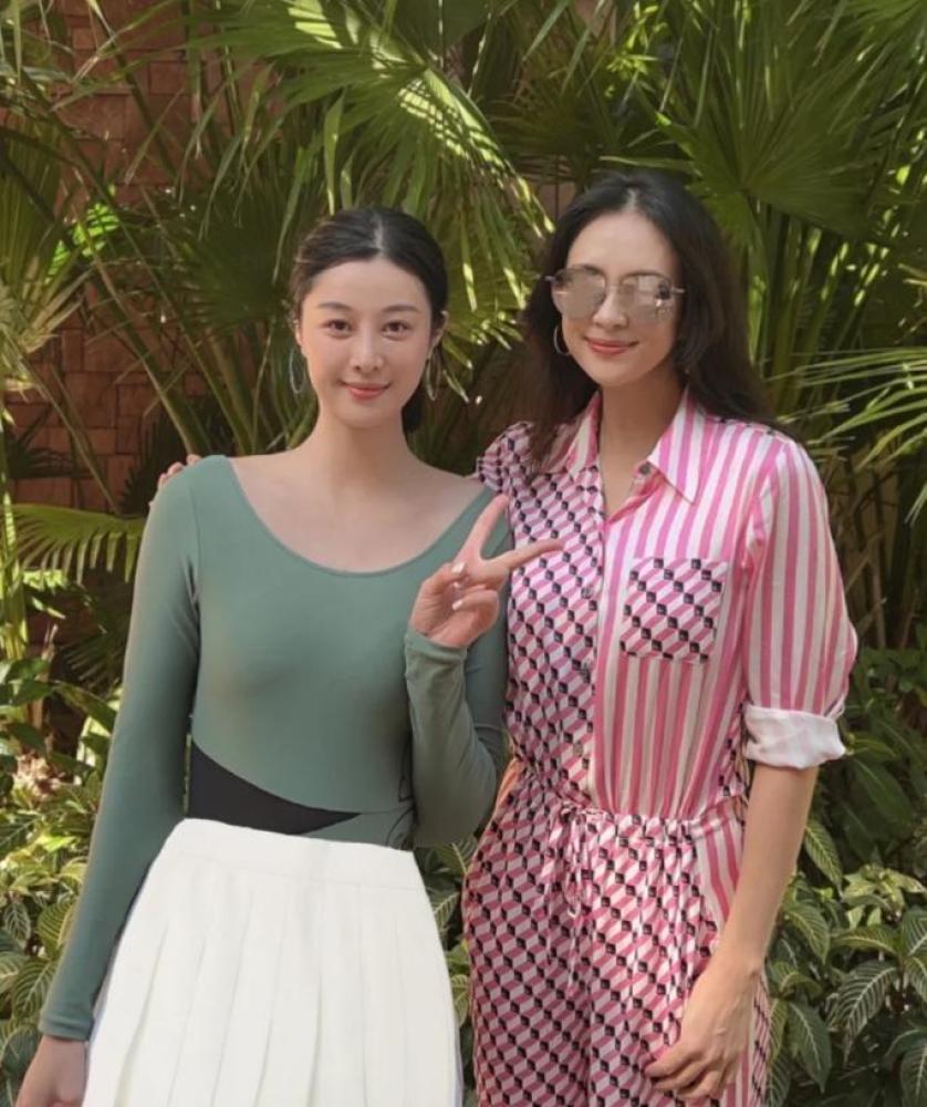 汪峰次女汪璟怡罕露面,贴心挑首饰为章子怡庆生,长相遗传康作如__财经