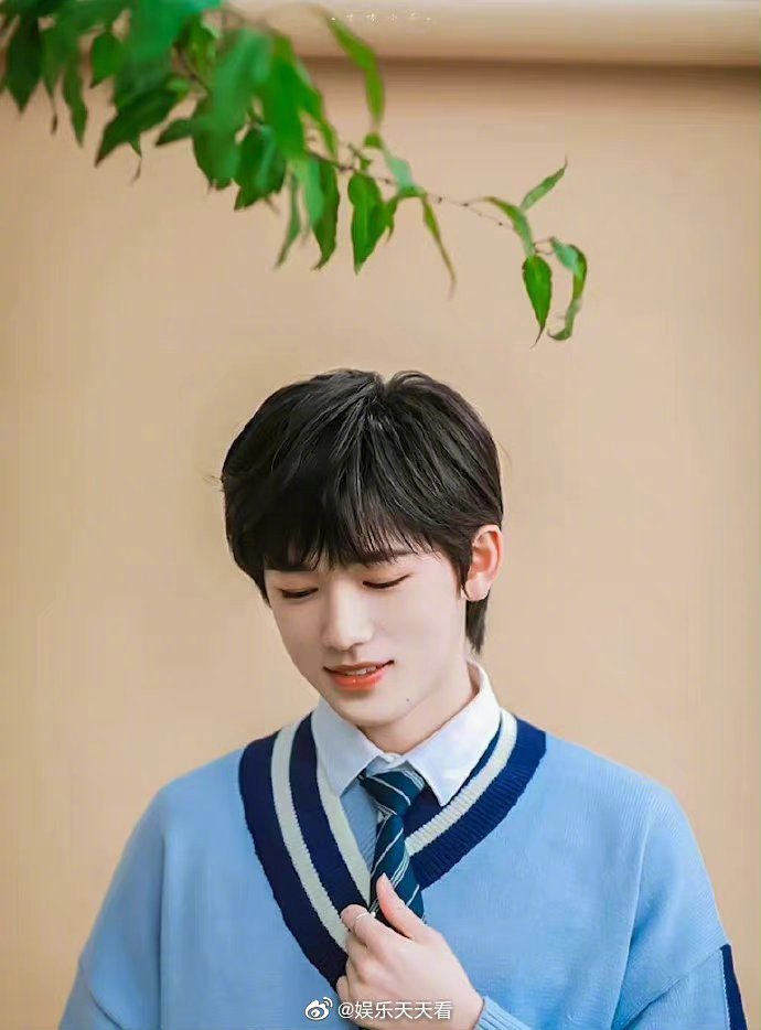 宋亚轩校服造型小合集～这里是少女们想要在楼梯拐角偶遇的小宋校草!