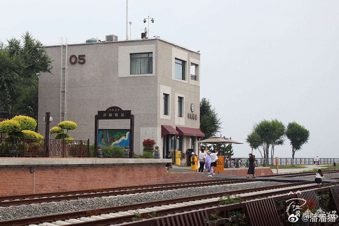 我爸带我坐着绿皮火车去北戴河洗海澡,我现在带他逛颠覆印象的秦皇岛