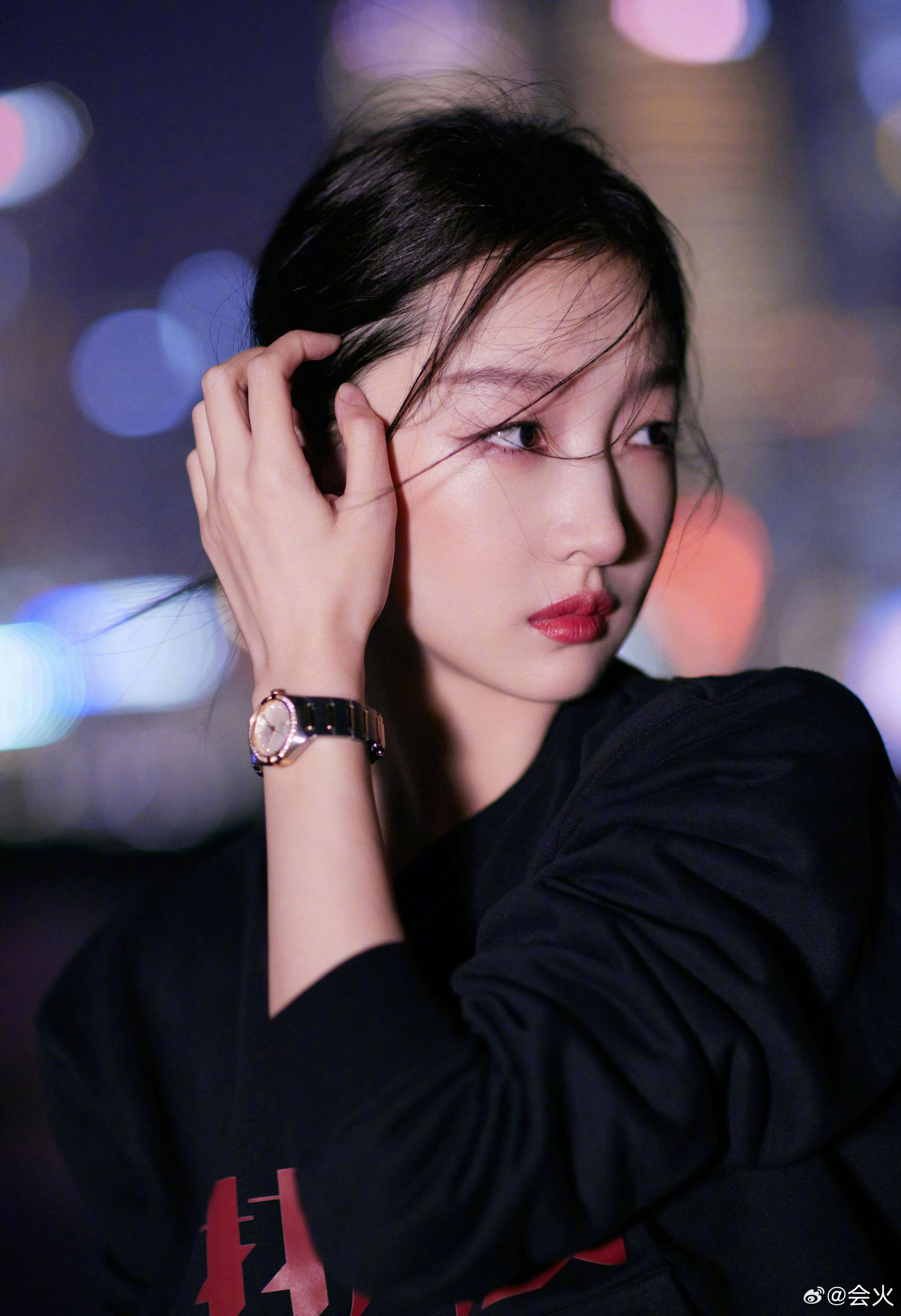 周冬雨今日路演营业照,外滩的风好会吹呀,主打一个凌乱美|周冬雨_新浪新闻