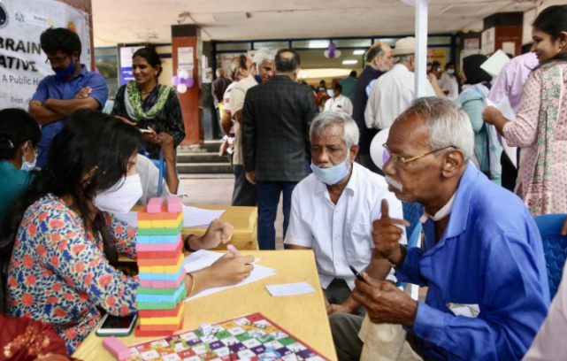 身体这3个表现,可能是阿尔茨海默病的信号!别再误以为是年老了休闲区蓝鸢梦想 - Www.slyday.coM 身体这3个表现,可能是阿尔茨海默病的信号!别再误以为是年老了休闲区蓝鸢梦想 - Www.slyday.coM