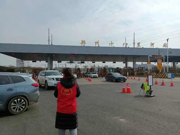 报·豫视频记者先后探访了郑州市十八里河高速收费站和侯寨高速收费站