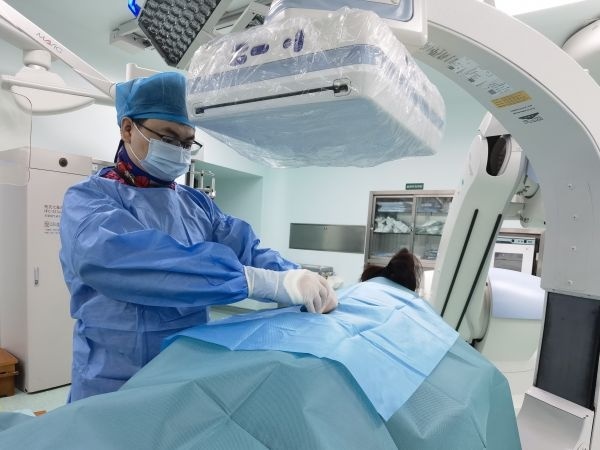 长期不良坐姿导致脊柱侧弯,24岁女子打了个喷嚏腰竟不能动了休闲区蓝鸢梦想 - Www.slyday.coM 长期不良坐姿导致脊柱侧弯,24岁女子打了个喷嚏腰竟不能动了休闲区蓝鸢梦想 - Www.slyday.coM