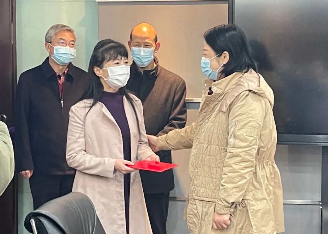 在襄阳市第五中学,陈剑走访慰问该校英语教师刘静,详细了解其工作