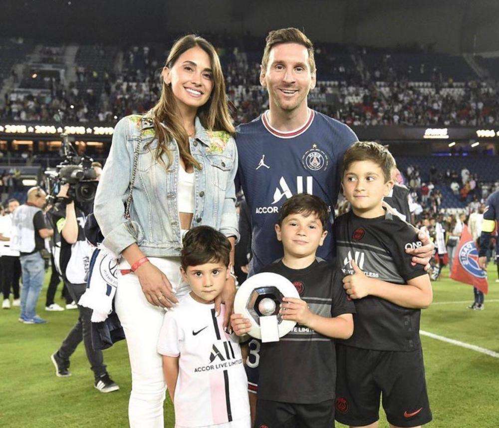 此后,这位贤惠,淡然的姑娘先后为梅西生下3个儿子.