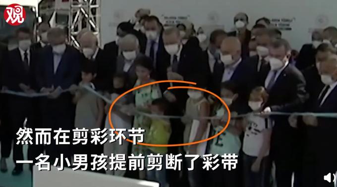提前剪断仪式彩条，土耳其小男孩被总统多次敲头！休闲区蓝鸢梦想 - Www.slyday.coM