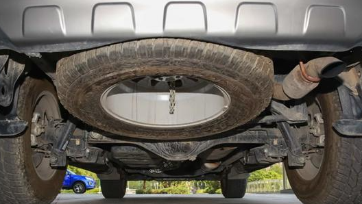 大雨倾盆,总会有水泡车现象,老司机教你如何鉴别泡水车?