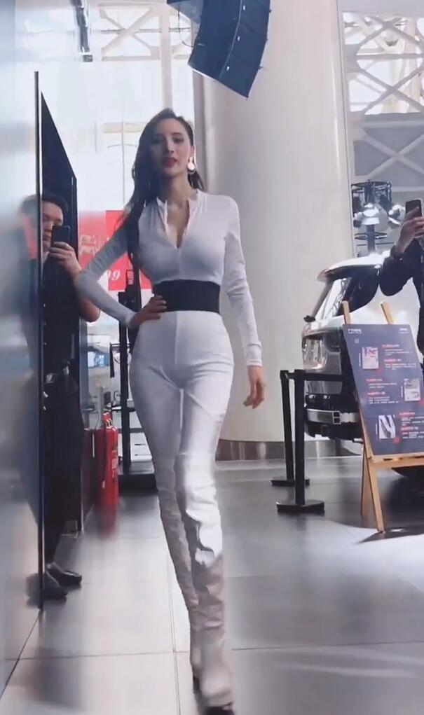 吴春怡以连体衣形象现身,浅尝辄止,有种心动的感觉