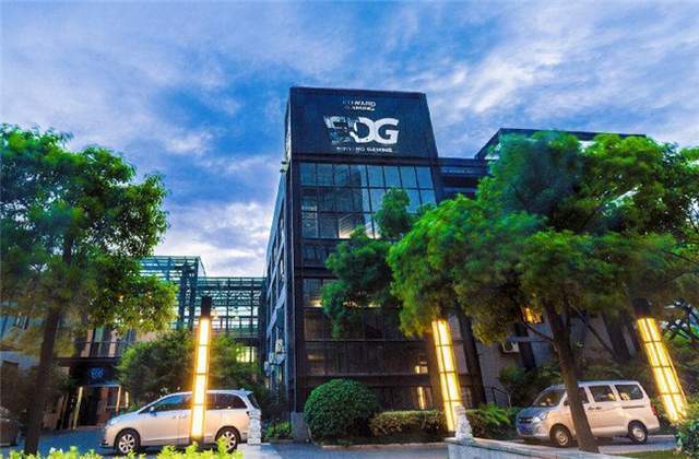 edg主场基地开工,百亿级投入真土豪,明凯挖掘机合照火了