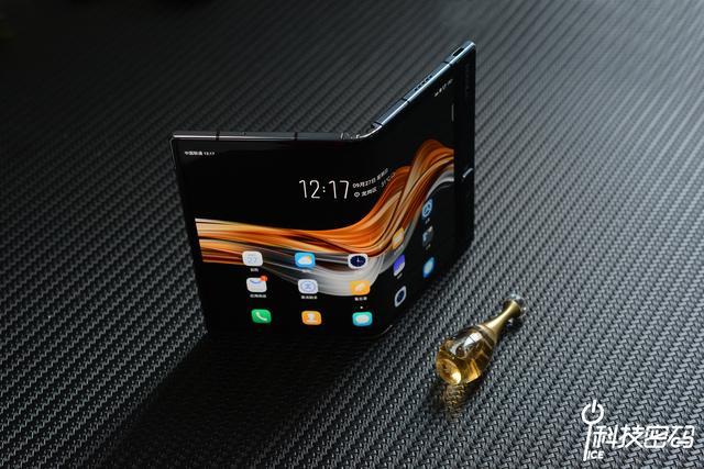 未来科技新体验:柔宇新一代折叠屏手机flexpai 2