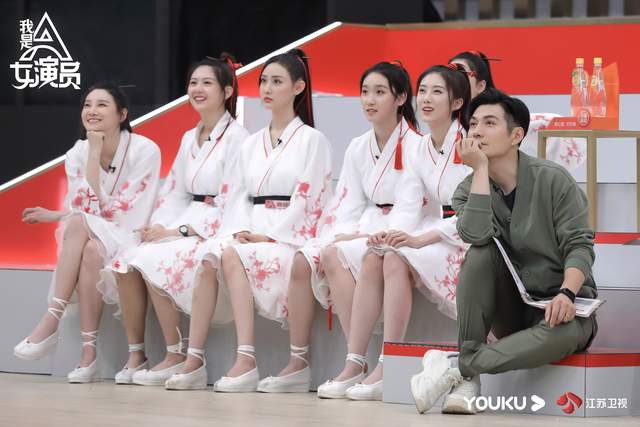 《我是女演员》最新剧照中可见,严屹宽以休闲卫衣装示人,与才艺班学员