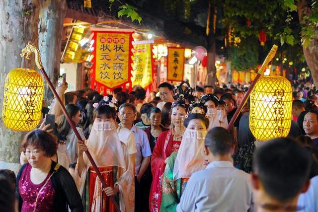 五一節期間,閬中古城傾力打造夜遊經濟,將會在中天樓持續上演漢服舞蹈