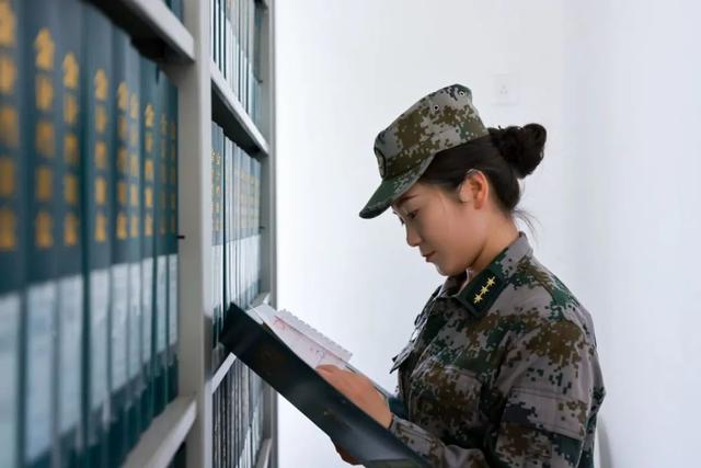 喊话女上尉:强!绽放在战位上的铿锵玫瑰!