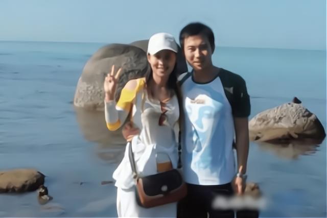 有时赵鹏会对着旁边的飞机眨眨眼,却将其他的女飞行员误认作妻子,闹了