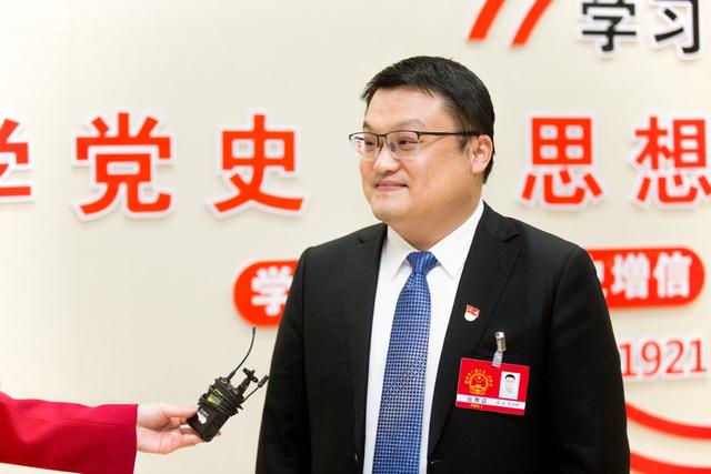 小市大作为贡献更多渝水力量访市人大代表渝水区委副书记区长简华锋