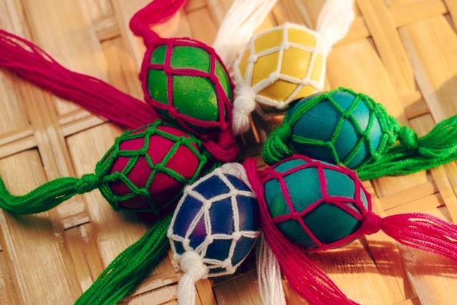 云南哈尼族染龙蛋是食物也是饰物还是玩具