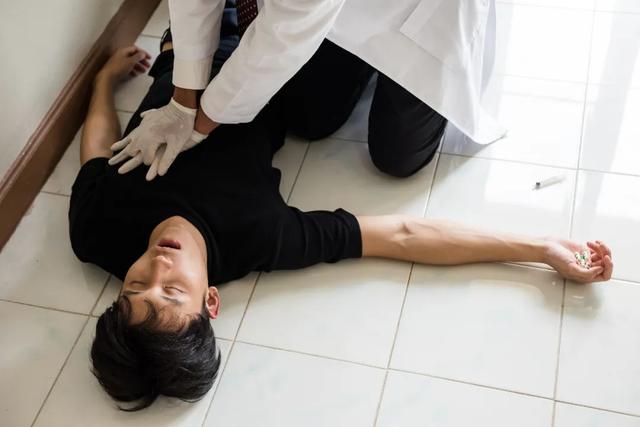 痛心！22岁女孩连续熬夜加班猝死，有这些征兆要当心→休闲区蓝鸢梦想 - Www.slyday.coM