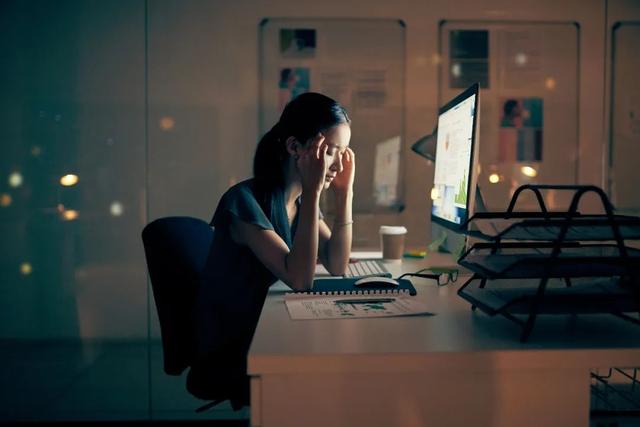 痛心！22岁女孩连续熬夜加班猝死，有这些征兆要当心→休闲区蓝鸢梦想 - Www.slyday.coM