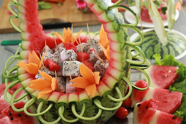 为啥越来越多的水果贩子把西瓜切一半卖?为消费者省钱?并非如此