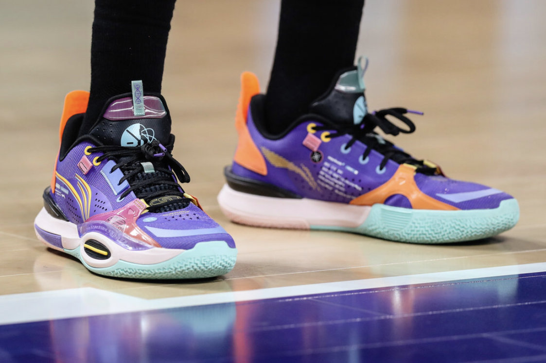 sonny weems 在第十五轮的cba比赛中上脚韦德全城10.__财经头条