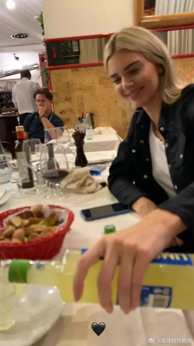 布克约会时拍下的肯豆詹娜 男友视角下的Kendall Jenner