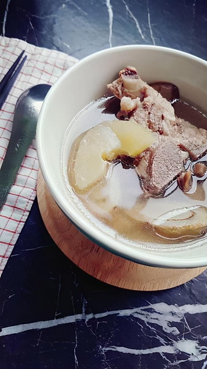 健康的牛蒡香菇黄瓜排骨汤材料很单纯:牛蒡1根,干香菇4朵,胡瓜半根