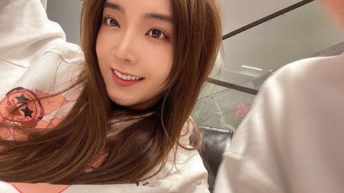 余霜rita晒自拍小钰却在晒美食网友调侃吃胖后rookie都抱不动